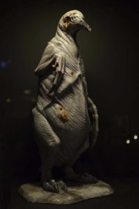 en las montañas de la locura de guillermo del toro, escultura de un pinguino albino